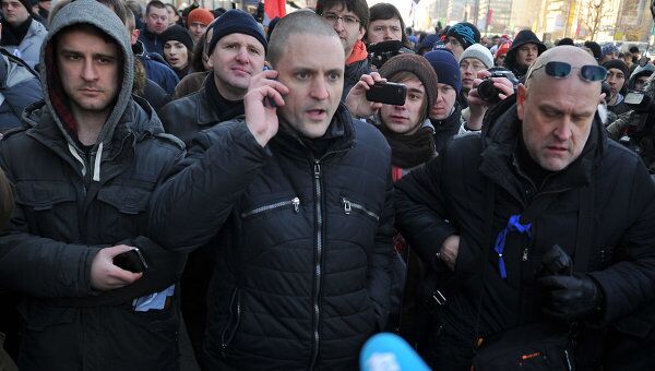 Лидер движения Левый фронт Сергей Удальцов (в центре) со своими сторонниками