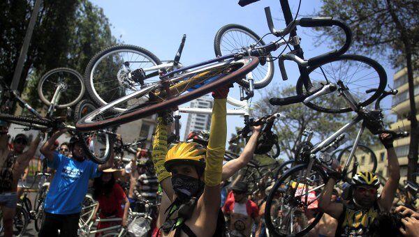 Голые велосипедисты проехали по Перу, требуя уважения на дорогах