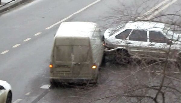 Столкновение трех автомобилей осложнило движение на Амурской улице в Москве