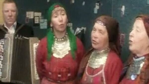 Бурановские бабушки исполняют хит группы The Beatles