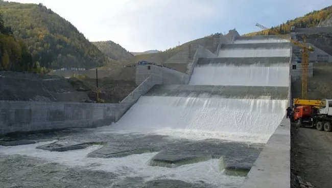 Испытания первой очереди берегового водосброса СШГЭС. Архив