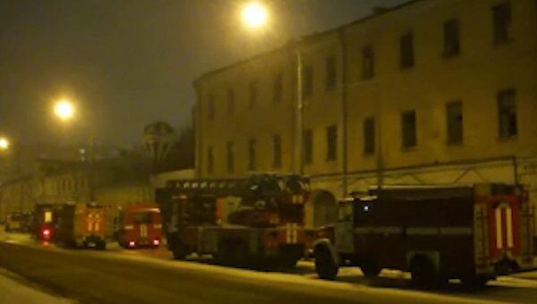 Крыша жилого дома загорелась в центре Москвы. Видео с места ЧП