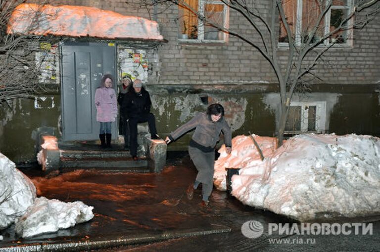 Затопление центральной улицы Ижевска из-за аварии водопровода