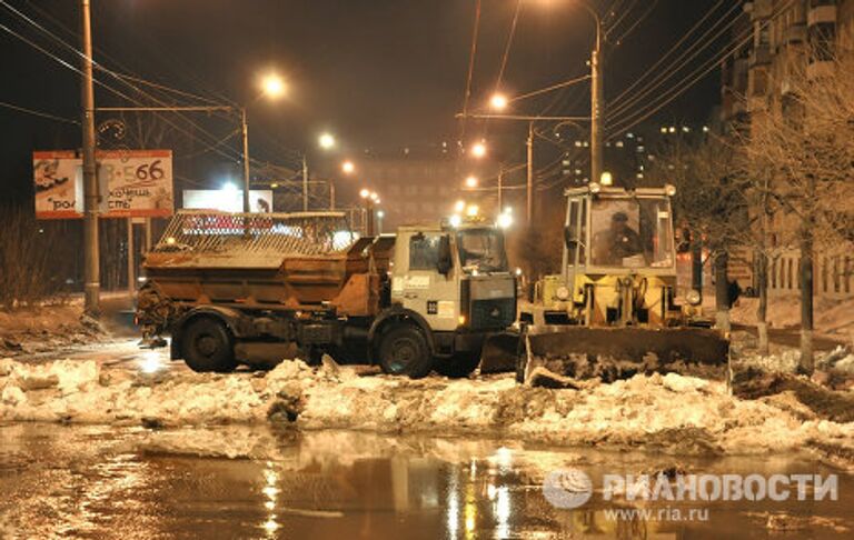 Затопление центральной улицы Ижевска из-за аварии водопровода