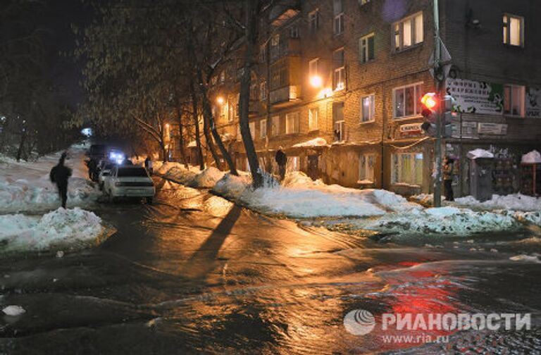 Затопление центральной улицы Ижевска из-за аварии водопровода