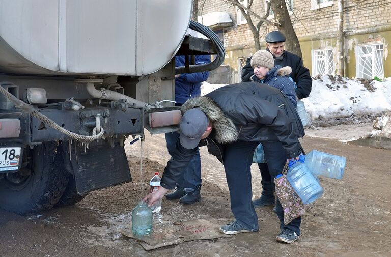 Затопление центральной улицы Ижевска из-за аварии водопровода