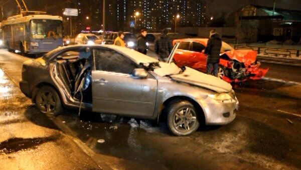 Два автомобиля Mazda искорежены в аварии. Съемка очевидца 