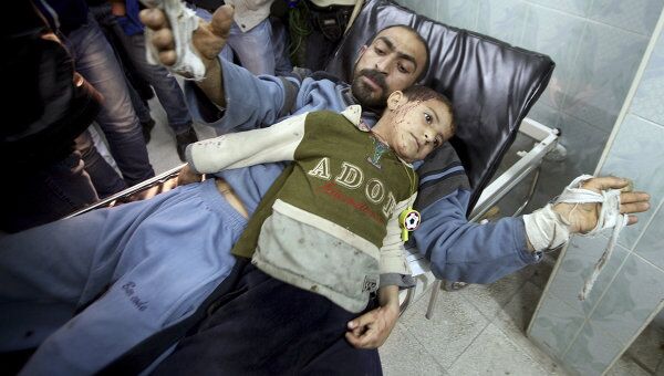 Госпитализированный палестинец с сыном