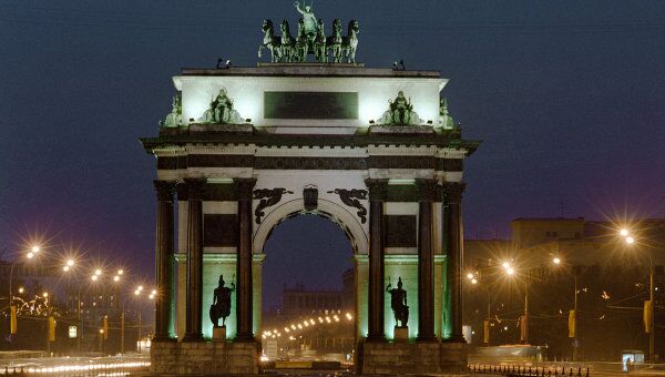 Триумфальная арка на площади Победы