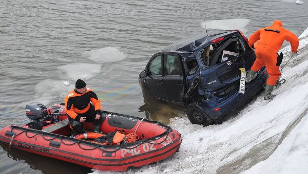 Иномарка упала в Москву-реку в районе Пречистенской набережной