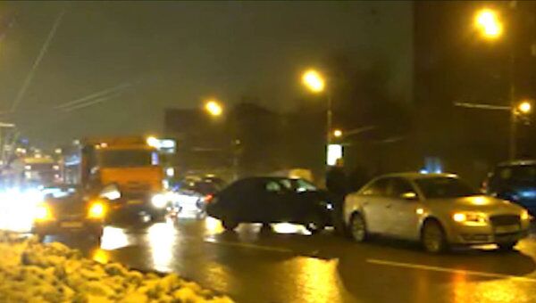 Пять автомобилей и самосвал столкнулись ночью на Варшавском шоссе