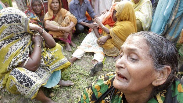 Родственники погибших на месте крушения парома в Бангладеш