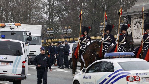 Автомобиль врезался в почетный экскорт возле резиденции короля Бельгии