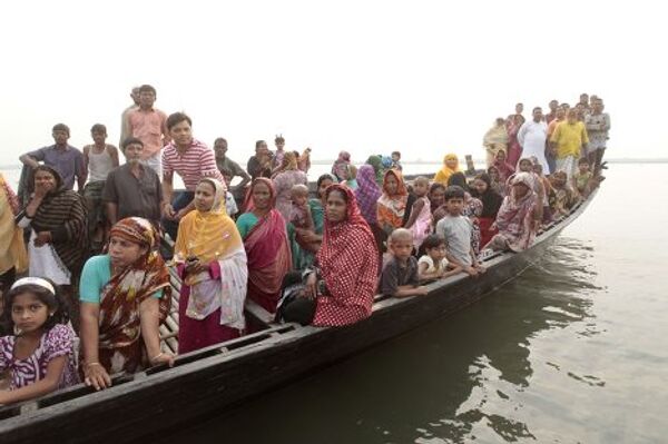 Родственники людей, находившихся на пароме, который затонул в Бангладеш