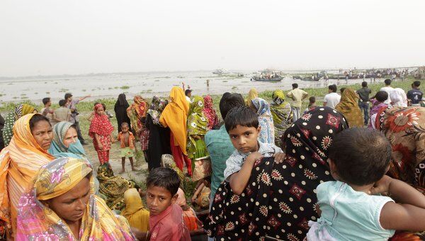 Родственники людей, находившихся на пароме, который затонул в Бангладеш