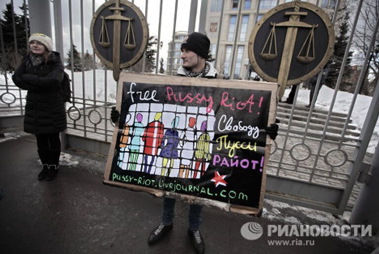 Пикет сторонников Pussy Riot у здания Мосгорсуда