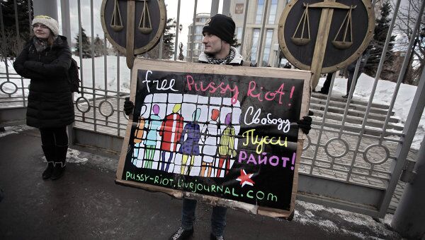 Пикет сторонников Pussy Riot у здания Мосгорсуда
