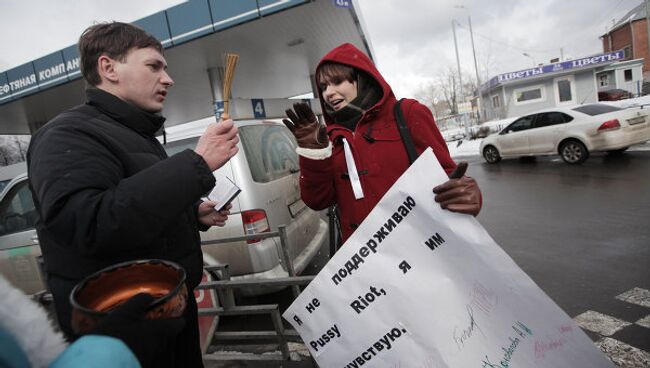 Сторонники и противники Pussy Riot во время пикета у здания Мосгорсуда