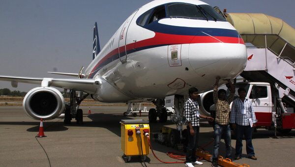 Российская компания Гражданские самолеты Сухого представила на авиасалоне в Индии авиалайнер Superjet 100