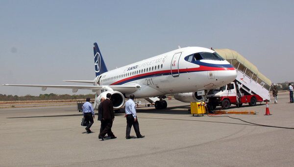 Российская компания Гражданские самолеты Сухого представила на авиасалоне в Индии авиалайнер Superjet 100
