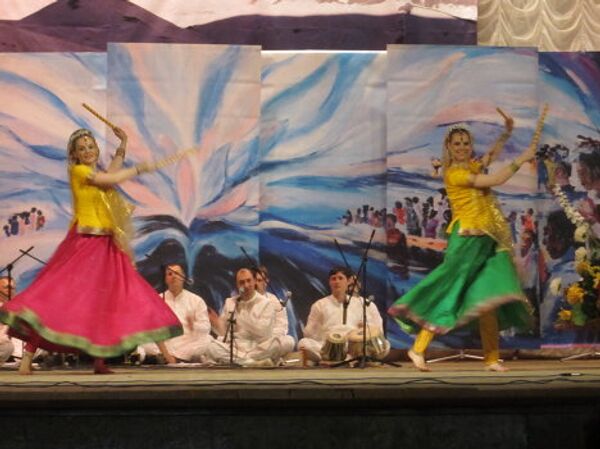 Индийский танец с палочками (группа из г. Санкт-Петербурга)