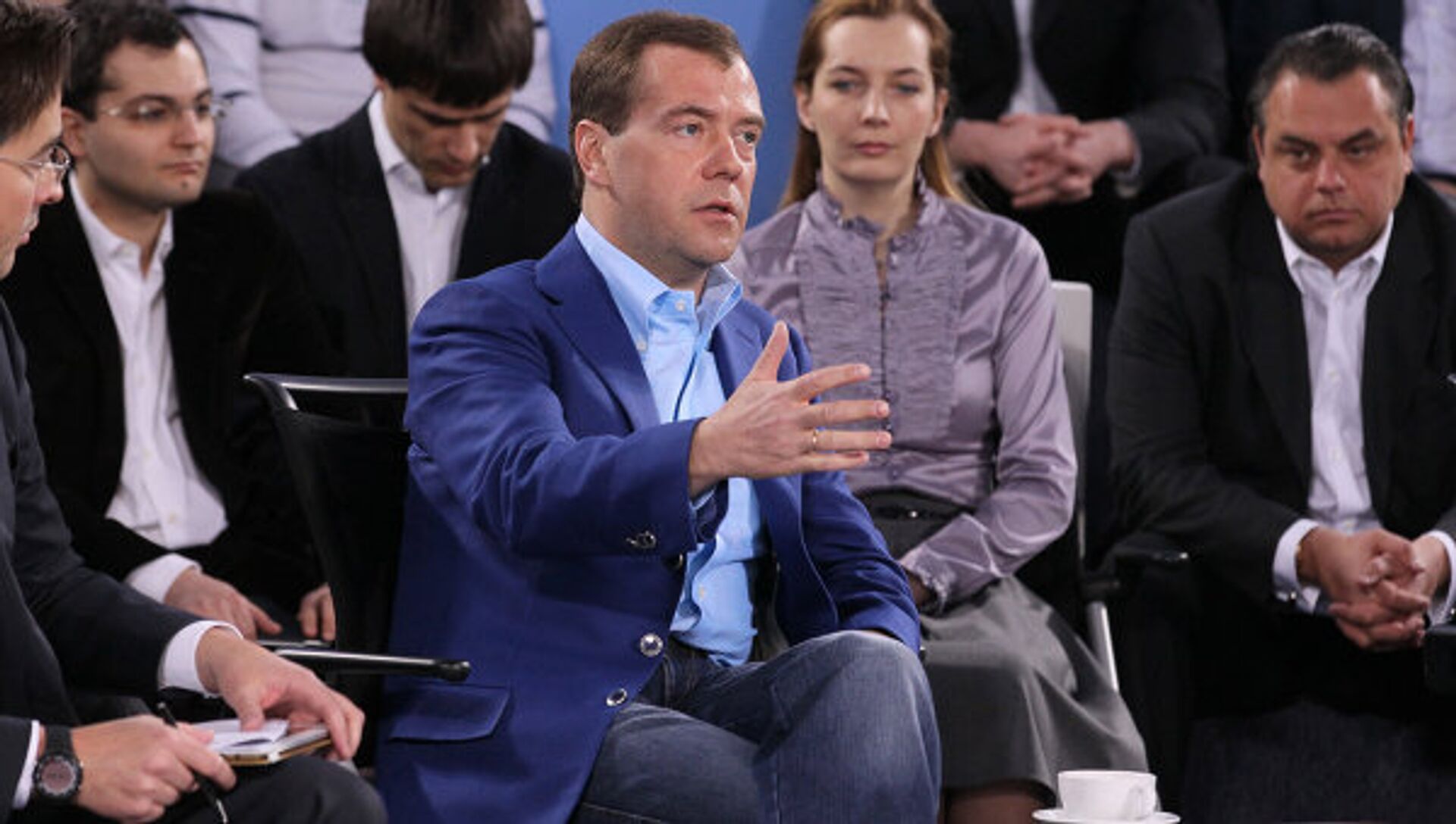 Выступление медведева в сочи. Выступление Медведева. Выступление Медведева на фоне карты Российской Европы.. Медведев выступает на сцене. Карта при выступлении Медведева.