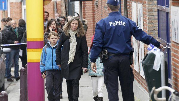 Родственники, родители и учителя прибывают в школу Сен-Ламберта в Бельгии