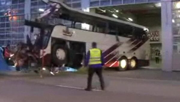 Автобус, в котором погибли 28 человек, эвакуируют с места катастрофы 
