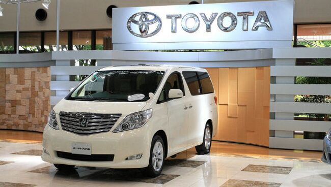 Автомобиль Toyota Alphard. Архивное фото