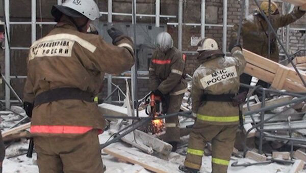 Спасатели разбирают завалы на месте обрушившегося здания в Челябинске 