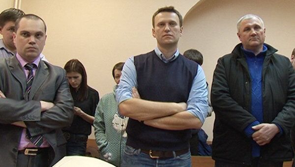 Навальный в суде объяснил, зачем он полез в фонтан после митинга