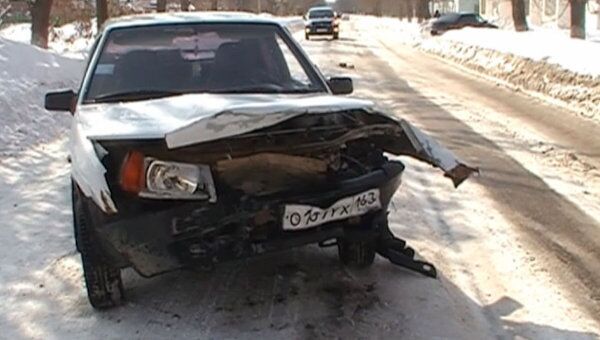 Два автомобиля ВАЗ столкнулись лоб в лоб в Отрадном Самарской области