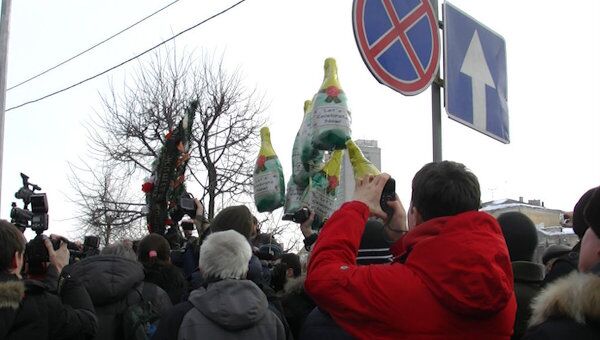 Митингующие в Казани пришли к зданию МВД с бутылками из-под шампанского