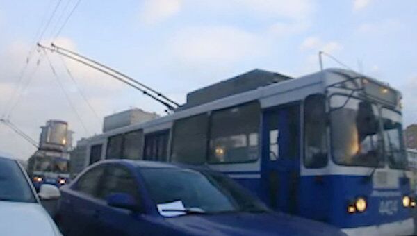 Троллейбусы попали в затор из-за неполадок и неправильной парковки в Москве
