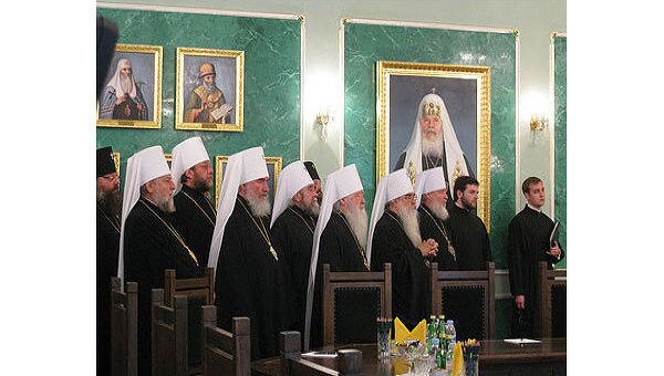 Члены Священного Синода в Даниловом монастыре перед началом очередного заседания Синода 