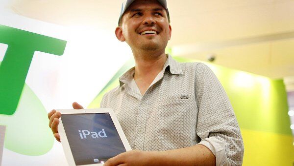 Первым покупателем нового планшетного компьютера iPad в Австралии Дэвид Тарасенко
