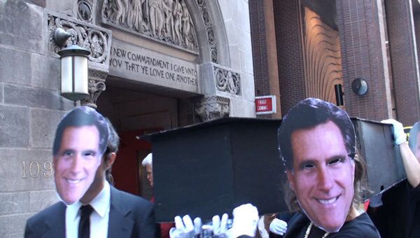 Двойники Митта Ромни прошли с гробом по Нью-Йорку 