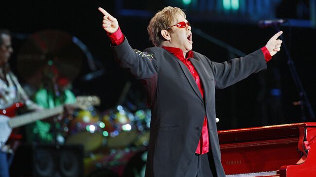 Британский певец Элтон Джон Британский певец Элтон Джон