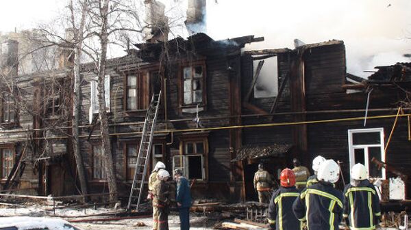 Пожар в двухэтажном жилом доме в Новосибирске Пожар в двухэтажном жилом доме в Новосибирске