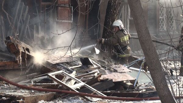  Пожар в деревянном доме уничтожил крышу и несколько квартир