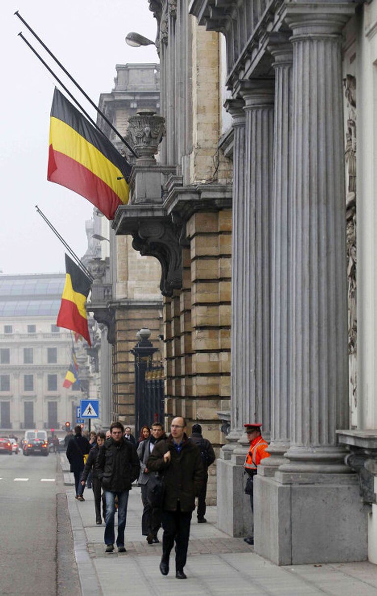 Приспущенные флаги на здании пардамента Бельгии