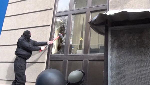 Оперативники кувалдой выбили окна и взломали двери Мастер-банка