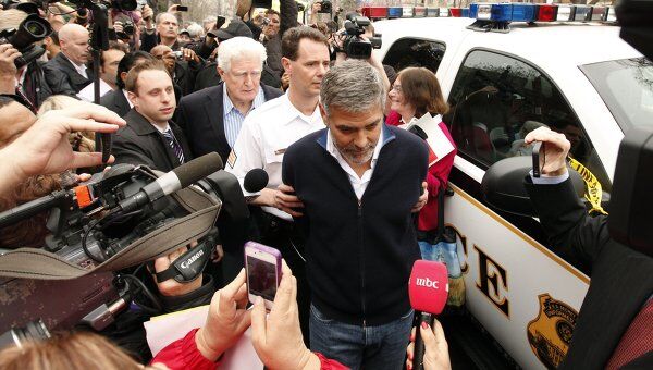 Джордж Клуни арестован в Вашингтоне у здания посольства Судана