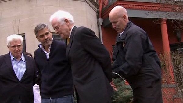 Джорджа Клуни и его отца арестовали на акции протеста. Кадры задержания