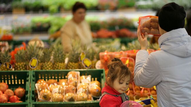Покупатели в овощном отделе Покупатели в овощном отделе