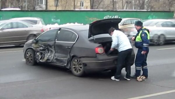 Три автомобиля столкнулись на востоке Москвы. Видео с места аварии