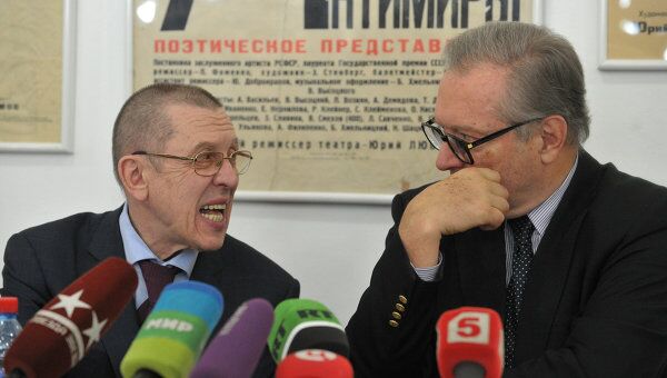 Режиссеры Валерий Золотухин и Кшиштоф Занусси во время пресс-конференции