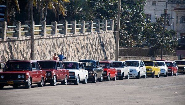 Колонна участников Клуба любителей русских машин в Гаване