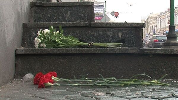 Москвичи несут цветы к посольству Белоруссии в память о казненных за теракт