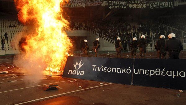 Столкновения во время футбольного дерби в Афинах